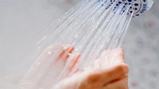تجربة الاستحمام بالماء البارد ماهي الآثار الإيجابية