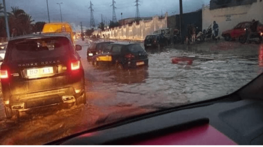 مدينة طنجة تشهد أمطارا رعدية غزيرة تسببت فيضانات كبيرة.