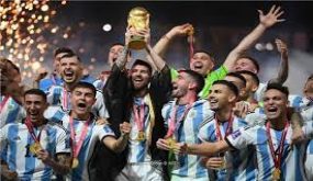 بالعباءة العربية ..ميسي يرفع كاس العالم