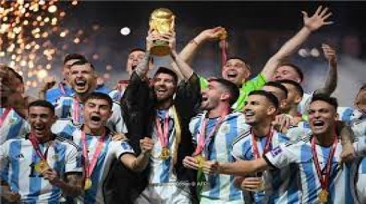 بالعباءة العربية ..ميسي يرفع كاس العالم
