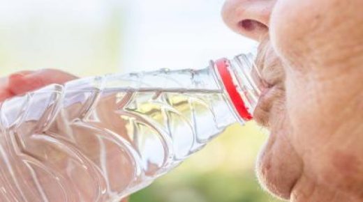 الترطيب الجيد للجسم من خلال شرب الماء مفيد فيما يتعلق بإبطاء الشيخوخة