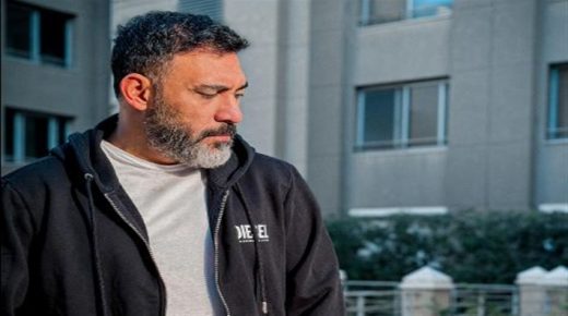 عمرو مصطفى يروج لأغنية جديدة تحمل اسم “عايشين بالصورة”
