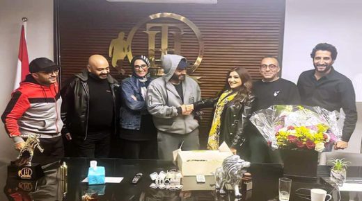 تامر حسني، عبر صفحته على “فيس بوك” يعلن انضمام مي عمر لفريق عمل فيلمه الجديد “تاج”