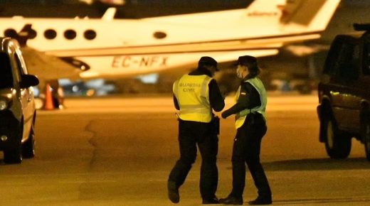 الإفراج المؤقت عن 22 مغربيا تم اعتقالهم لإجبارهم طائرة على الهبوط اضطرارياً في مطار سون سانت جوان