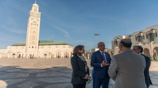السفير الأمريكي بالمغرب يبدي عن إعجابه بالهندسة المعمارية لمعلمة مسجد الحسن الثاني بالدار البيضاء