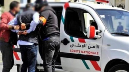 شريط فيديو يقودد شخصا لتوقيف يشتبه في تورطه في ارتكاب عملية للسرقة المقرونة بالضرب والجرح باستعمال السلاح الأبيض