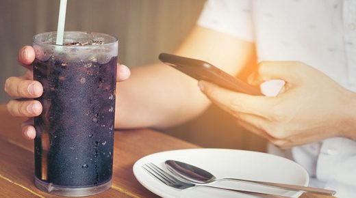 استهلاك المشروبات الغازية بالتزامن مع تناول أغذية أخرى قد يكون خطيرا
