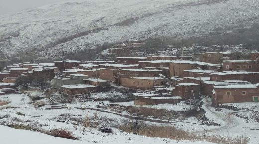 التساقطات الثلجية تعزل مجموعة من أسر الرعاة الرحل بأعالي جبال مشيخة “أوسيكيس العليا” و السلطات تتدخل