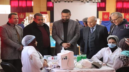 عامل إقليم تاوريرت في زيارة تفقدية لقافلة طبية مهمة تناهز 50 طبيبة وطبيب باقليم تاوريرت