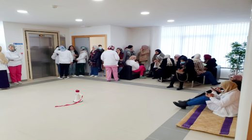 أعضاء النقابة المستقلة للممرضين المكتب الجامعي Chu بوجدة يخوضون اعتصاما أمام إدارة المستشفى