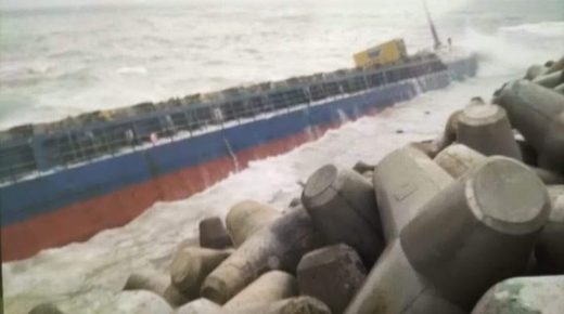 جهود حماية الساحل من مخاطر التلوث بسبب حادث جنوح سفينة تجارية متواصلة بعرض ساحل عمالة المضيق-الفنيدق