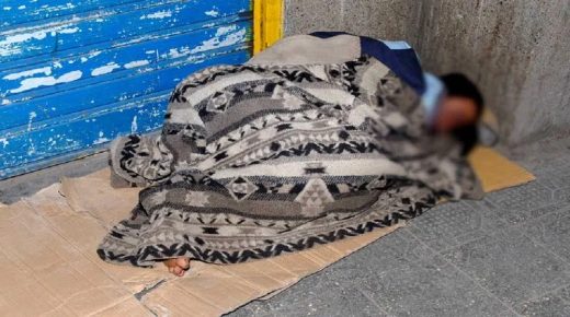 فاعلون جمعويون بمدينة العروي ينظمون حملة تطوعية لإيواء المتشرّدين بالأماكن العمومية