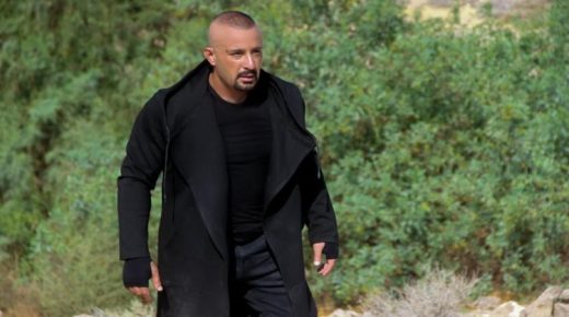 أحمد السقا يتعاقد مع على فيلم جديد بعنوان “تلج أحمر”