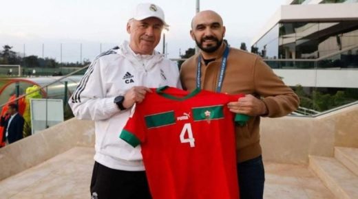 صحيفة “ماركا” الإسبانية تنشر إهداء مدرب منتخب الأسود لكارلو أنشيلوتي قميص المنتخب الوطني حاملا رقم 4