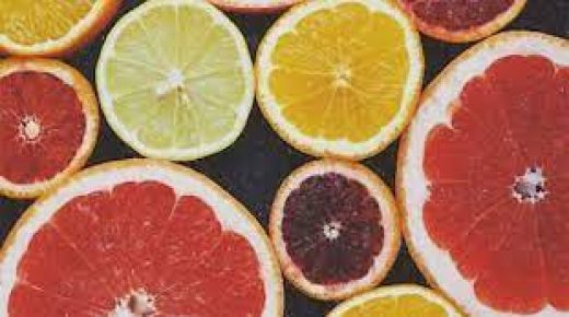 الليمون تسبب في إصابة طفل رضيع ببعض الحروق