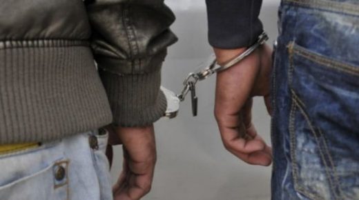 توقيف شخص بعد تورطه في الاعتداء على زوجته بواسطة السلاح الأبيض في الشارع العام