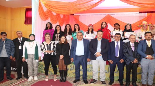 الجمعية الخيرية الاسلامية لدار الطالبة وجمعية نساء تاوريرت للتنمية والثقافة أمسية شعرية احتفالا باليوم العالمي للمرأة