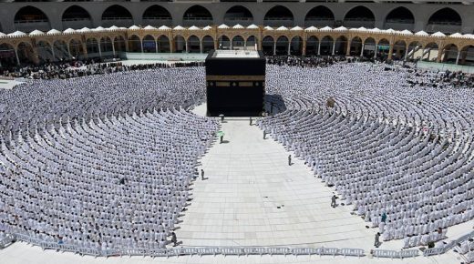 فتح عملية تسجيل الحجاج إلكترونيا بالنسبة لموسم حج 1445 هـ/2024 م