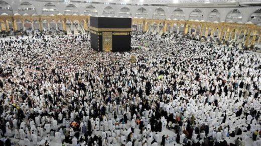 قاصدي بيت الله الحرام من المعتمرين والزوار بلغ 9 ملايين و357 ألفا و853