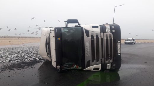 مصرع شخصين جراء انقلاب شاحنة من الحجم الكبير محملة