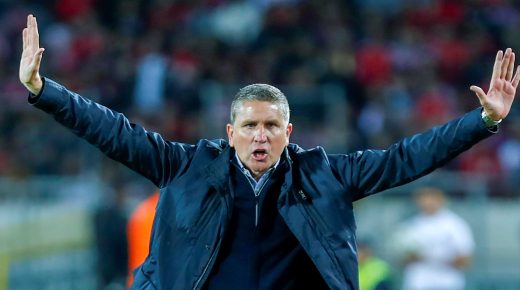 Wydad's manager Juan Carlos Garrido reacts on the sidelines during the first leg of the CAF Champions League Quarter-final football match between Morocco's Wydad Casablanca and Tunisia's ESS (Etoile Sportive du Sahel) at the Mohammed V in Casablanca on February 29, 2020. (Photo by - / AFP)