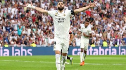 كريم بنزيما يوقع عقود انتقاله إلى اتحاد جدة السعودي