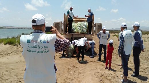 حملة تطوعية لنظافة مصب ملوية من المواد البلاستيكية