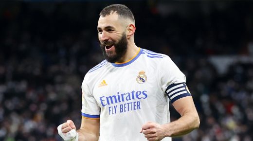 MADRID, SPAIN - JANUARY 08: Karim Benzema of Real Madrid CF celebrates after scoring his team's fourth goal during the La Liga Santader match between Real Madrid CF and Valencia CF at Estadio Santiago Bernabeu on January 8, 2022 in Madrid, Spain. (Photo by Gonzalo Arroyo Moreno/Getty Images)