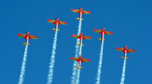 استعراض جوي لفرقة المسيرة الخضراء للطيران الاستعراضي بمدينة المضيق