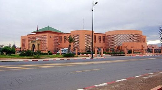 المجلس الجماعي لمراكش يتدخل لازالة لافتة اسعار التوقف أثارت الجدل