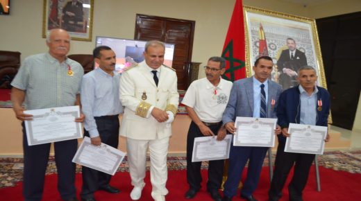عامــل إقليــم بولمـان يوشـح صـدور المنعـم عليهـم بأوسمـة ملكيـة بمناسبـة عيـد العرش المجيـد