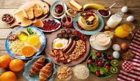 أسوأ 15 نوعا من الأطعمة قد يتناولها المرء في وجبة الإفطار