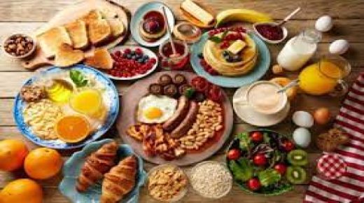 أسوأ 15 نوعا من الأطعمة قد يتناولها المرء في وجبة الإفطار