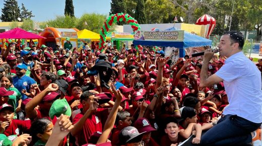 سعيد بيبو يتالق ويبهر أطفال مخيم طنجة بمناسبة عيد العرش المجيد