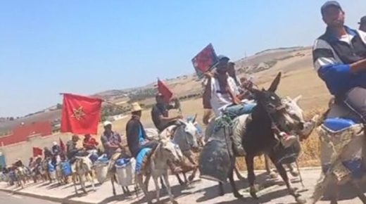 عشرات من المواطنين بإقليم تاونات يستعينون بالحمير وقنينات المياه الفارغة للاحتجاج على “العطش”