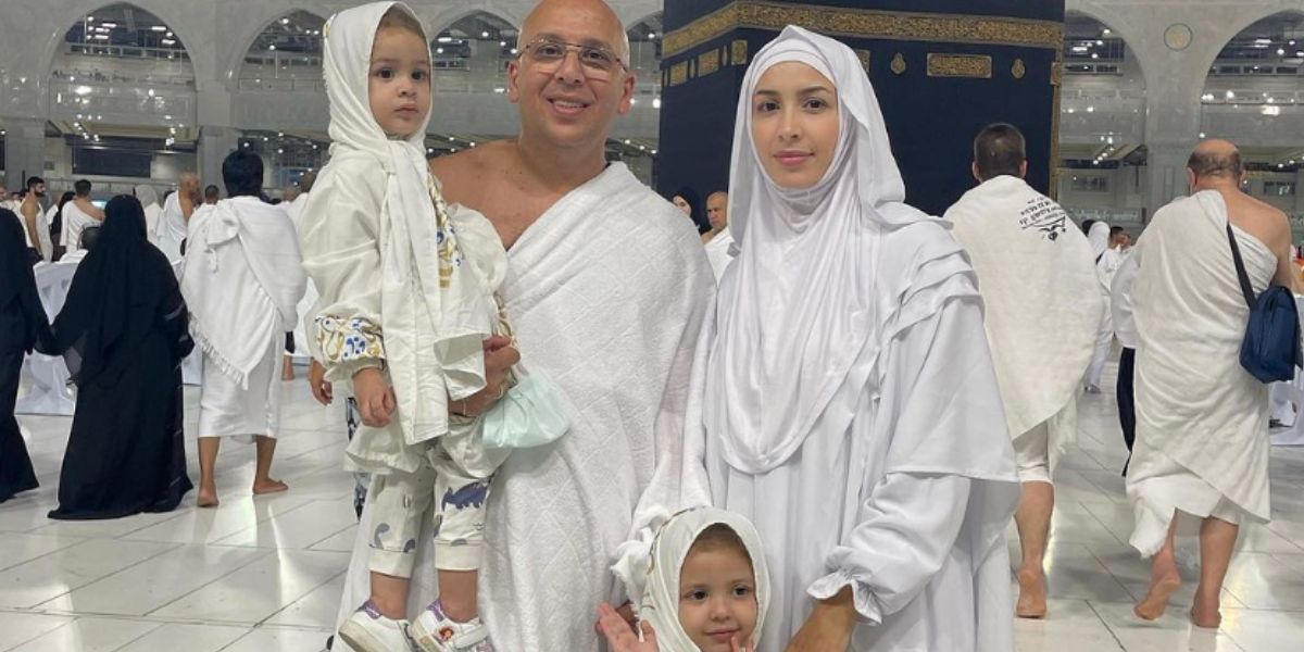 جنات توثق أداءها رفقة أسرتها الصغيرة مناسك العمرة الخاصة بالمولد النبوي