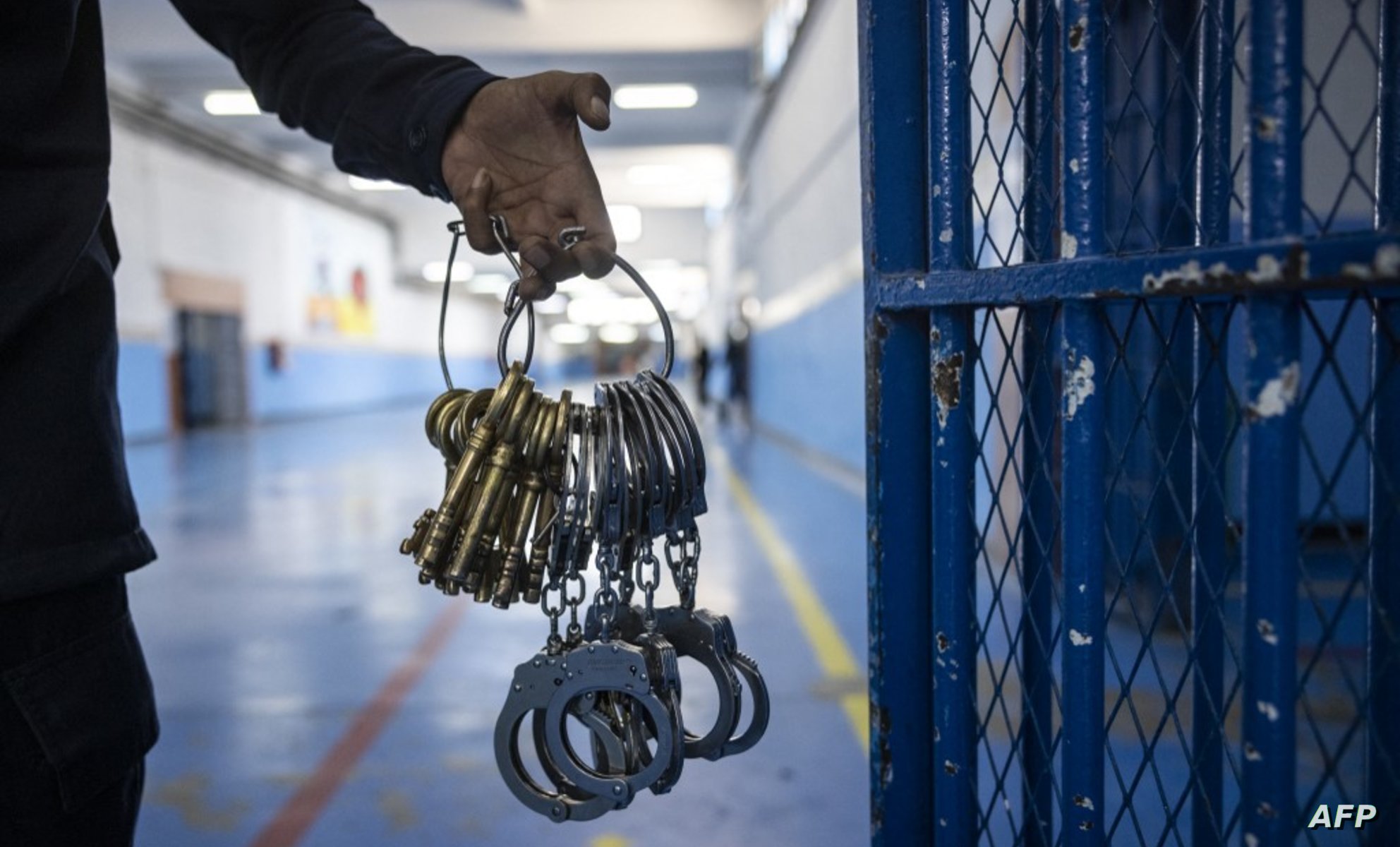 A guard carries keys and handcuffs at the prison of Kenitra, in the coastal city of the same name, near the Moroccan capital Rabat, on August 31, 2021. - After passing through the North African kingdom's Moussalaha ("Reconciliation") programme, some prisoners are hoping for a reprieve. The programme, launched in 2015 and led by Morocco's DGAPR prison service with several partner organisations, aims to help terror detainees who are willing to question their beliefs. (Photo by FADEL SENNA / AFP)