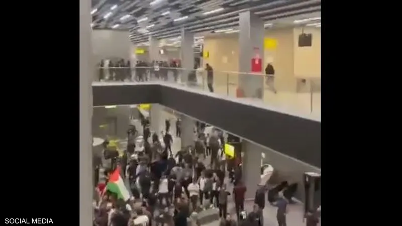 جماهير تقتحم مطارا بروسيا احتجاجا على رحلة قادمة من إسرائيل ..مع فيديو
