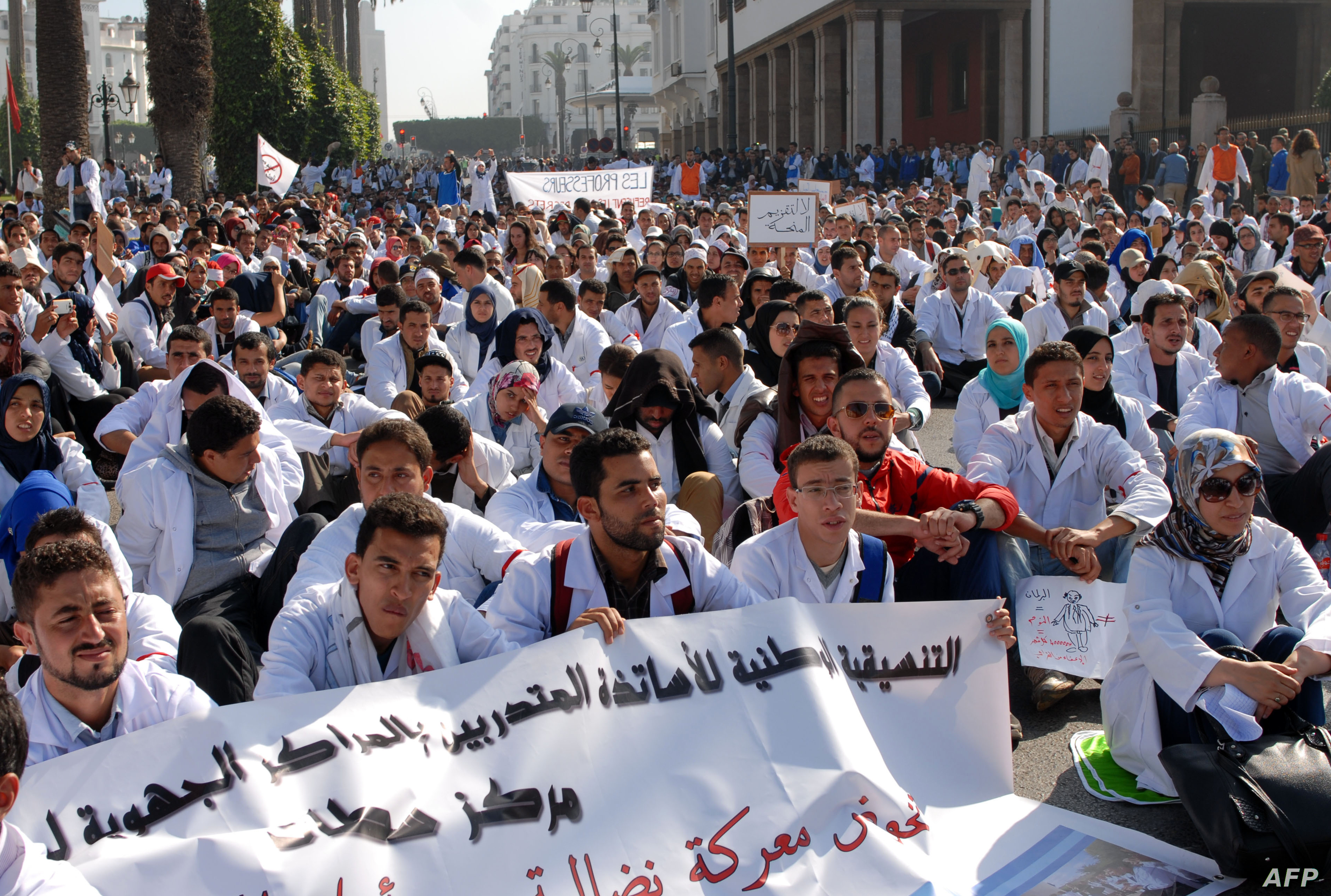 Thousands of Moroccan students and teachers take part in a demonstration outside the parliament in the capital Rabat on November 12, 2015 against a new decree adopted by the government that reduces payment by half for internships and gives no guarantee for jobs at the end of a work placement. AFP PHOTO / STR (Photo by STR / AFP)