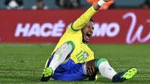 إصابة نجمه البرازيلي نيمار بـ”قطع في الرباط الصليبي والغضروف”