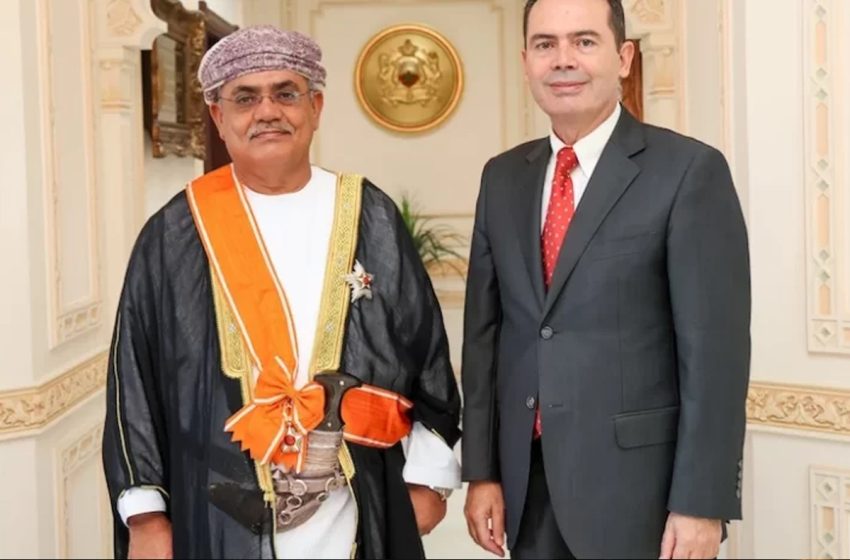 تسليم سفير سلطنة عمان السابق بالرباط وساما ملكيا من “درجة الحمالة الكبرى”
