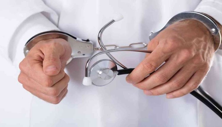 توقيف طبيب خبير للاشتباه في تورطه في قضية تتعلق بالابتزاز
