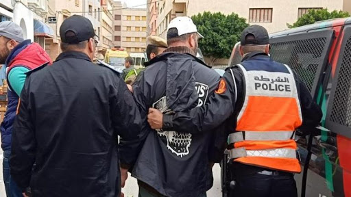 توقيف شخصين د للاشتباه في تورطهما في قضية تتعلق بالنصب والاحتيال والابتزاز وانتحال صفة ينظمها القانون