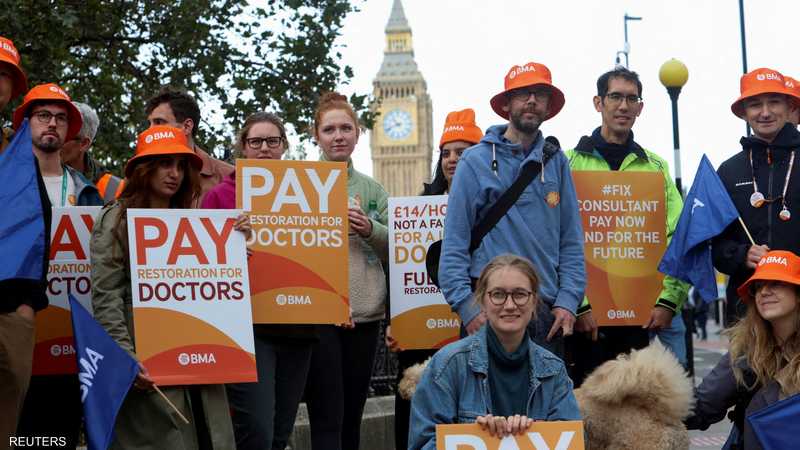 الأطباء الخريجون في إنجلترا يخوضون إضرابا