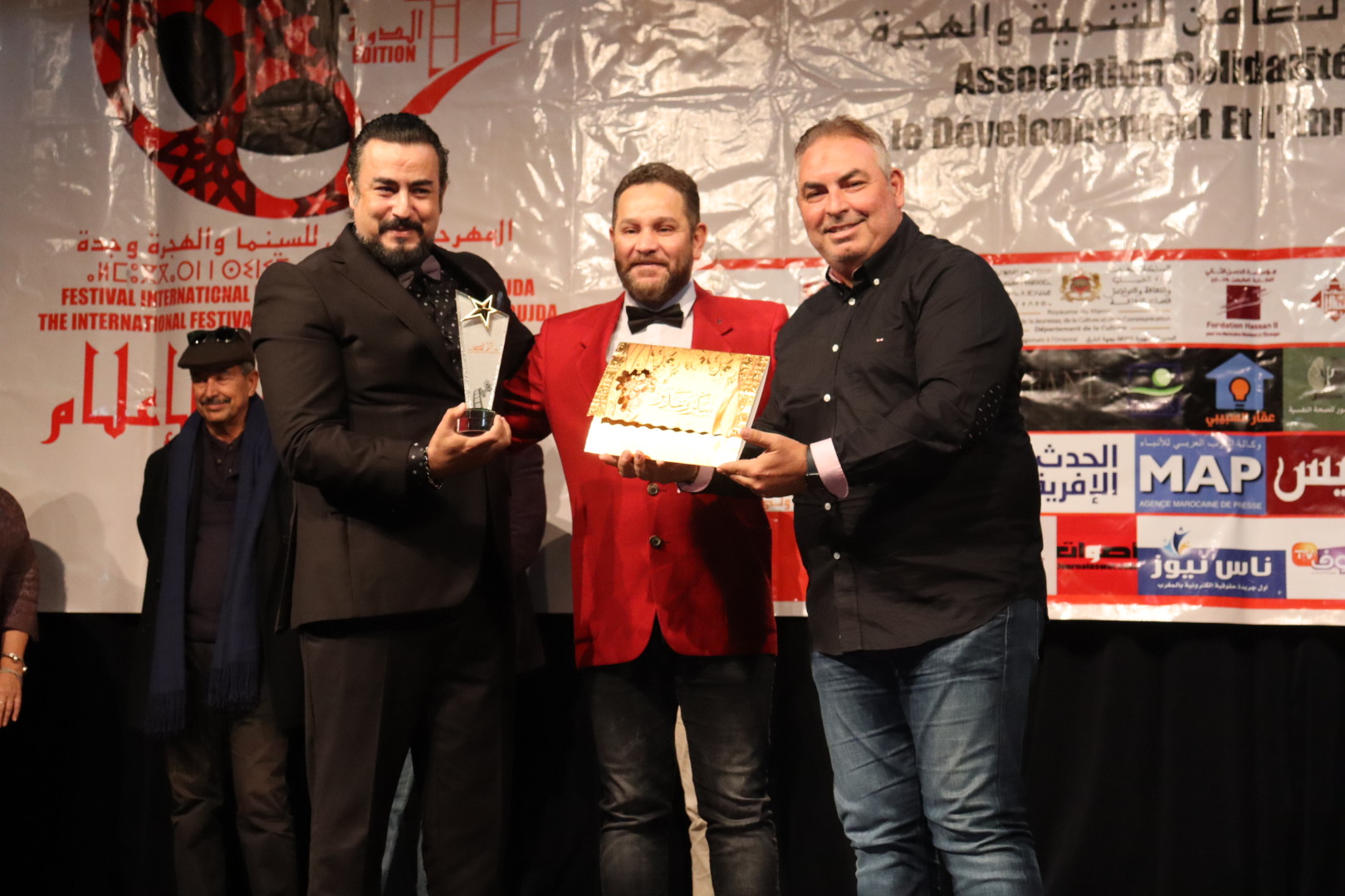 وجدة: بعد تتويجه كأحسن ممثل في المهرجان الدولي للسينما والهجرة.. الفنان ربيع القاطي :”سعادتي لم تكتمل وغزة تُبَاد” (صور)
