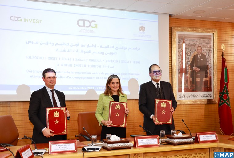 Cérémonie de signature de la convention-cadre de partenariat pour structurer et implémenter l’offre d’accompagnement et de financement des startups, entre le ministère de la transition numérique et de la réforme de l’administration et la Caisse de Dépôt et de Gestion (CDG). 26122023 – Rabat