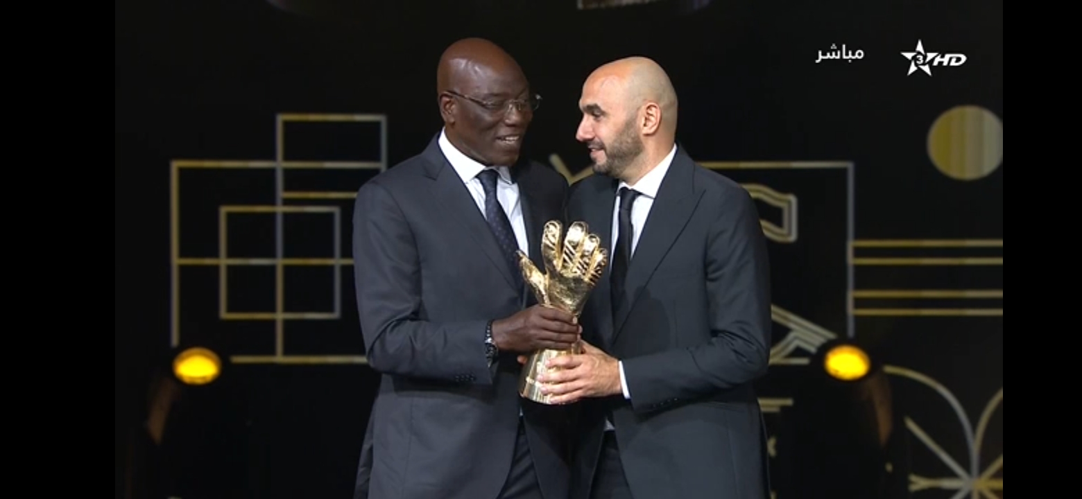 أفضل منتخب إفريقي لسنة 2023 (المغرب) والركراكي وياسين بونو وأسماء مغربية أخرى من المُتَوَّجِينَ بجائزة “الكاف”