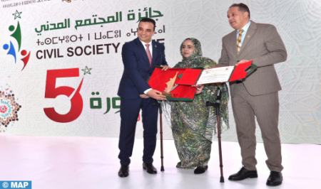 مصطفى بايتاس يترأس حفل تسليم جائزة المجتمع المدني
