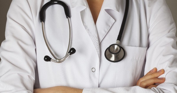 توقيف طبيبة للاشتباه في تورطها في إصدار وثيقة رسمية تتضمن معطيات وهمية