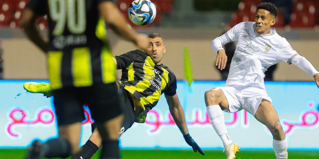 حمد الله : “أنا لاعب محترف أعرف كيف أتحمل الضغوطات وكيف أتعامل معها وأقوم بإزالتها عني”